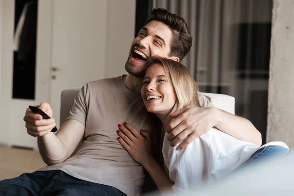 Foto Joven Feliz Pareja Amorosa Casa Interior Del Sofá Ver — Foto de Stock