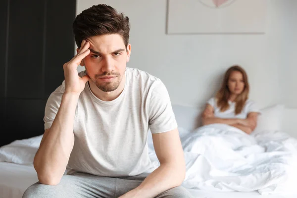 Imagem Jovem Desagradado Casal Amoroso Ofendido Negativo Encontra Briga Cama — Fotografia de Stock