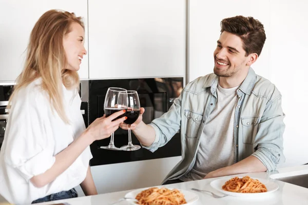 Genç Mutlu Sevgi Dolu Çift Mutfakta Spagetti Yemek Bir Yemek — Stok fotoğraf