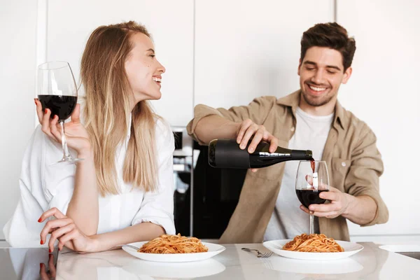 Genç Mutlu Sevgi Dolu Çift Mutfakta Spagetti Yemek Bir Yemek — Stok fotoğraf