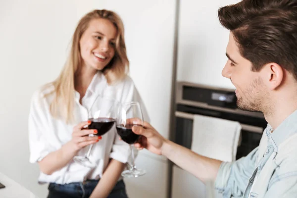 Foto Jovem Casal Carinhoso Alegre Cozinha Ter Jantar Bebendo Vinho — Fotografia de Stock