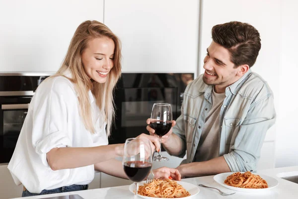 Φωτογραφία Νέοι Χαρούμενα Αγάπη Ζευγάρι Στην Κουζίνα Έχουν Ένα Δείπνο — Φωτογραφία Αρχείου