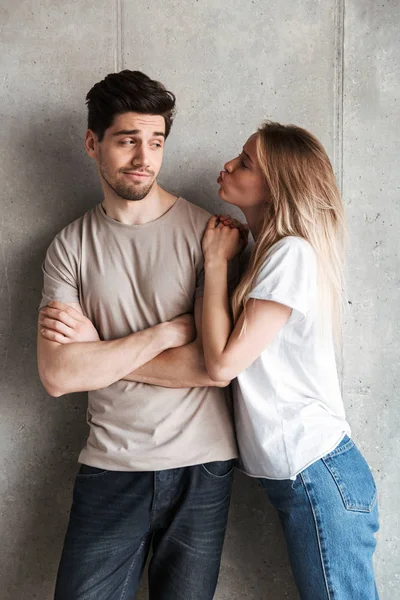 Retrato Jovem Homem Descontente Expressando Falta Vontade Enquanto Mulher Bonita — Fotografia de Stock