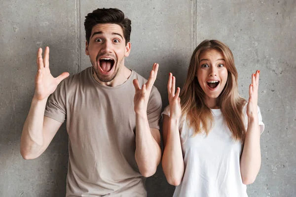 Retrato Personas Excitadas Hombre Mujer Ropa Básica Gritando Levantando Las —  Fotos de Stock