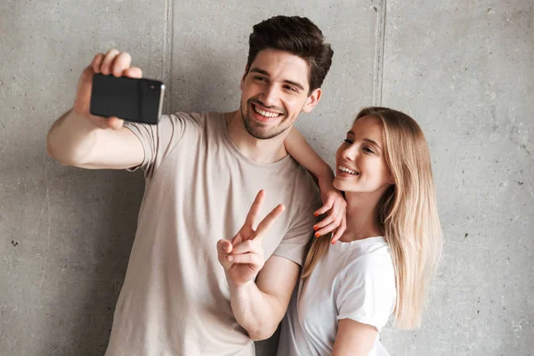 Obrázek Dvou Šťastných Lidí Muže Ženy Pořízení Selfie Fotografie Smartphone — Stock fotografie