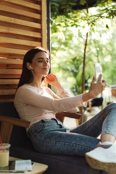 Chica Bastante Joven Auriculares Inalámbricos Tomando Una Selfie Mientras Está — Foto de Stock