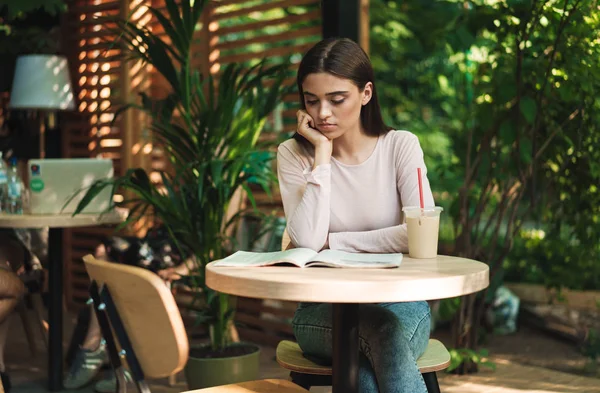 Fiatal Lány Miközben Egy Kávézóban Szabadban Egy Smoothies Magazin Olvasó — Stock Fotó
