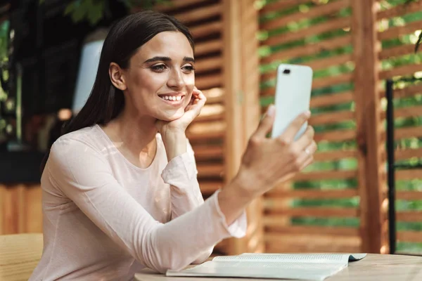 Sonriente Joven Tomando Una Selfie Con Teléfono Móvil Mientras Está — Foto de Stock