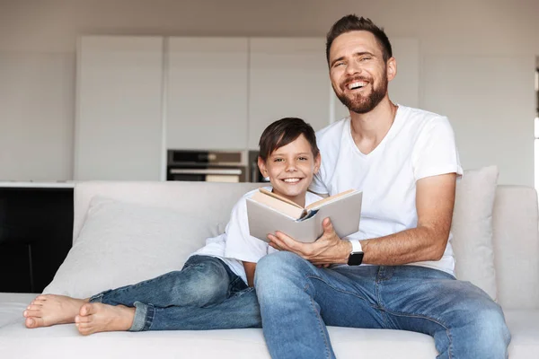 Ritratto Giovane Padre Felice Suo Figlio Che Divertono Insieme Casa — Foto Stock