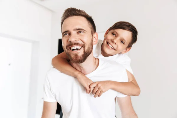 Foto Closeup Pai Feliz Piggybacking Seu Filho Enquanto Descansa Apartamento — Fotografia de Stock