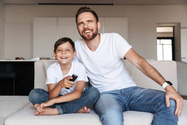 Retrato Homem Bonito Menino Sorrindo Enquanto Sentado Sofá Interior Com — Fotografia de Stock