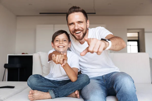 Imagem Alegre Homem Feliz Menino Rindo Enquanto Apontando Dedo Para — Fotografia de Stock