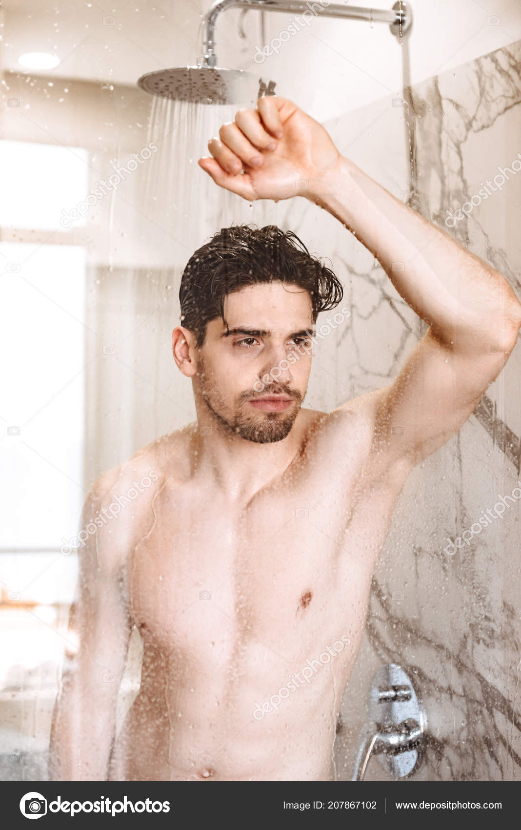 Encantador Joven Desnudo Hombre Teniendo Una Ducha: fotografía de stock ©  Vadymvdrobot #207867102 | Depositphotos