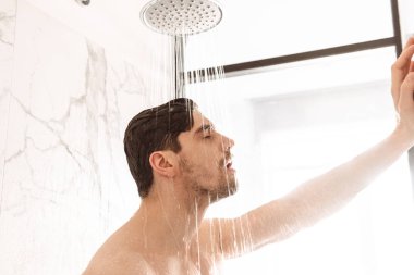 Baştan çıkarıcı genç çıplak adam hediye