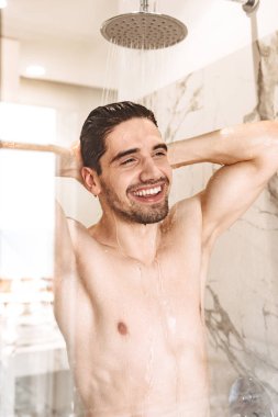 Genç çıplak adam hediye