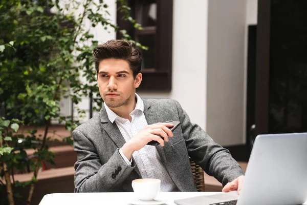 Retrato Joven Empresario Serio Hablando Por Teléfono Móvil Mientras Toma — Foto de Stock