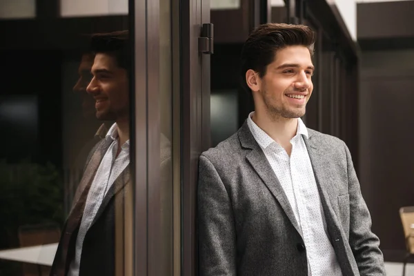 Sonriente Joven Empresario Pie Las Puertas Cristal Aire Libre —  Fotos de Stock