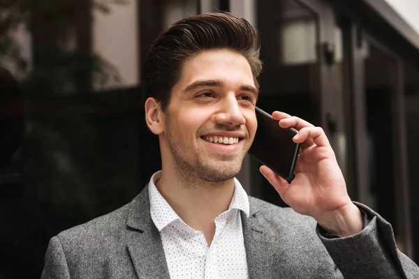 Närbild Leende Ung Affärsman Pratar Moible Telefonen Stående Glas Dörrar — Stockfoto