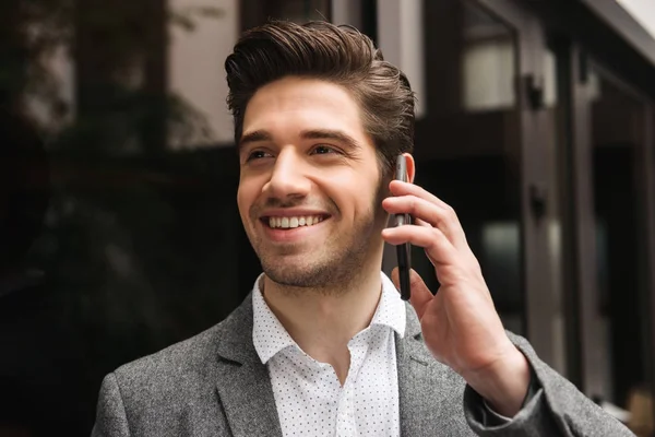 Närbild Stilig Ung Affärsman Pratar Moible Telefonen Stående Glasdörrarna Utomhus — Stockfoto