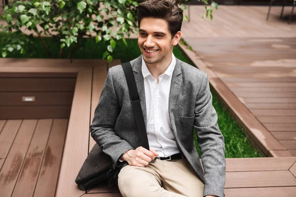 Sonriente Joven Hombre Negocios Mirando Hacia Otro Lado Mientras Está —  Fotos de Stock