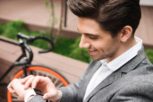 Nahaufnahme Eines Lächelnden Jungen Geschäftsmannes Der Smart Watch Benutzt Während — Stockfoto