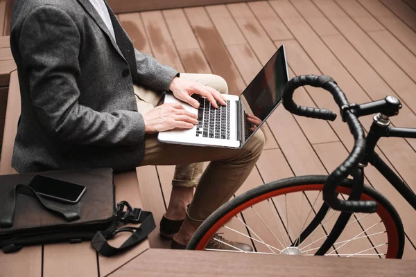 Abgeschnittenes Bild Eines Jungen Geschäftsmannes Mit Laptop Computer Freien — Stockfoto