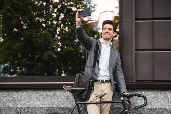 Jovem Empresário Sorrindo Apoiado Uma Parede Enquanto Estava Livre Com — Fotografia de Stock