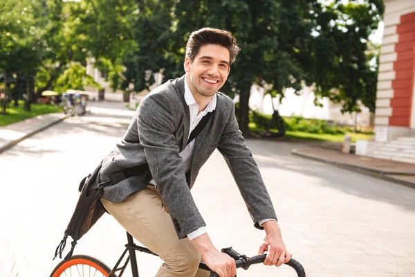 Lächelnder Junger Geschäftsmann Auf Dem Fahrrad Der Stadtstraße — Stockfoto