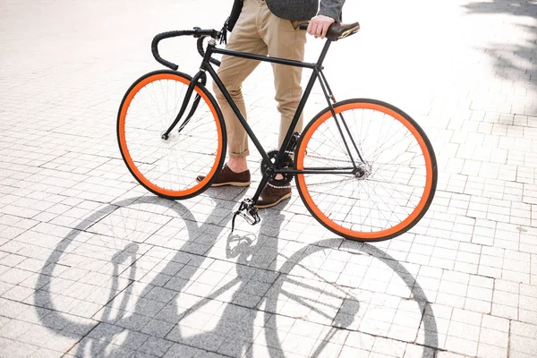 Imagem Recortada Jovem Empresário Com Uma Bicicleta Livre — Fotografia de Stock