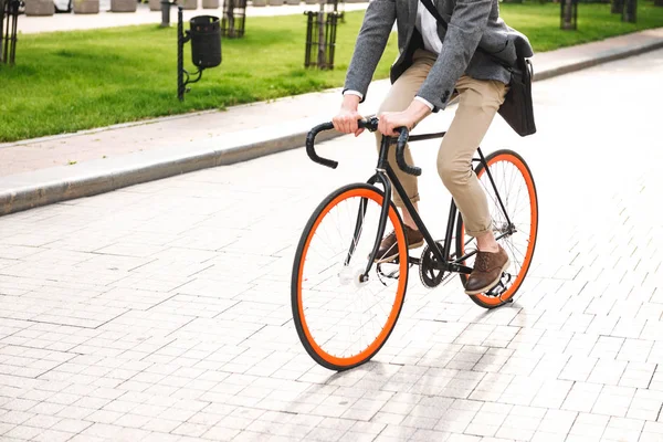 Imagem Recortada Jovem Empresário Andando Bicicleta Rua Cidade — Fotografia de Stock