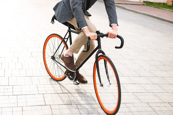 Imagem Recortada Jovem Empresário Elegante Andando Bicicleta Rua Cidade — Fotografia de Stock