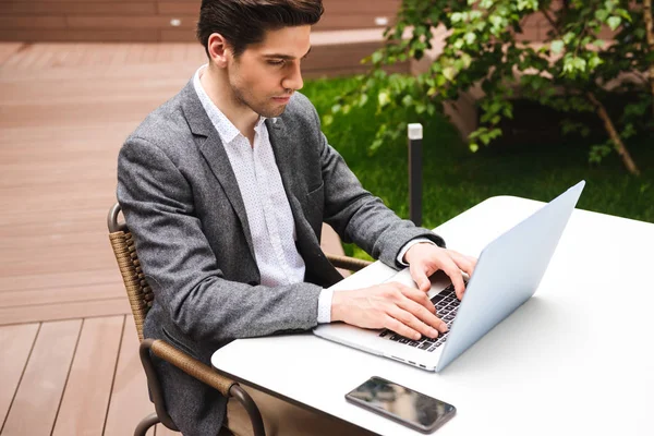 Sérieux Jeune Homme Affaires Habillé Costume Travaillant Sur Ordinateur Portable — Photo