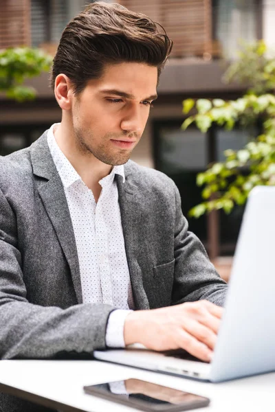 Fokussierter Junger Geschäftsmann Anzug Der Freien Laptop Arbeitet — Stockfoto