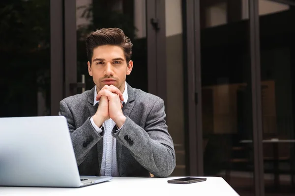 Pensif Jeune Homme Affaires Habillé Costume Travaillant Sur Ordinateur Portable — Photo