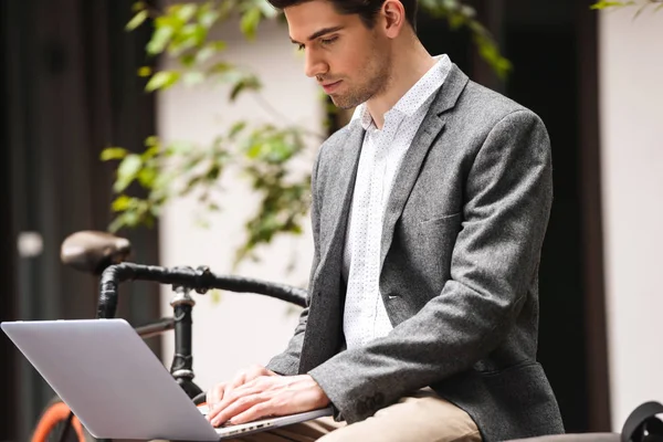 Fokussierter Junger Geschäftsmann Anzug Der Freien Laptop Arbeitet — Stockfoto