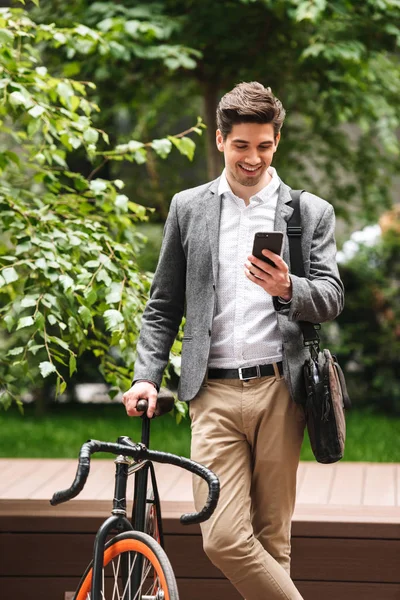 Atractivo Joven Hombre Negocios Vestido Con Traje Usando Teléfono Móvil — Foto de Stock