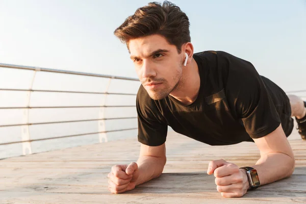 Imagem Jovens Desportistas Bonitos Concentrados Fazer Prancha Exercício Desportivo Livre — Fotografia de Stock