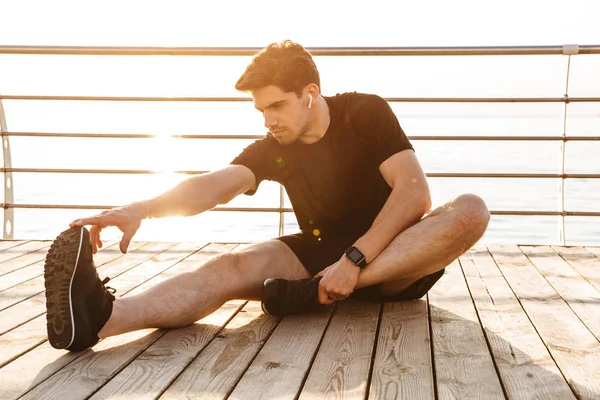 Foto Von Hübschen Jungen Sportler Machen Sport Übungen Freien Strand — Stockfoto