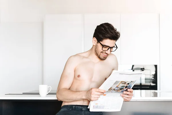 Genç Adam Kapalı Bir Yana Gazete Arıyor Okuma Mutfakta Ayakta — Stok fotoğraf