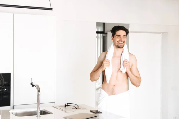 Foto Joven Feliz Hombre Desnudo Pie Interior Baño Con Toalla — Foto de Stock