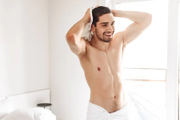 Zdjęcie Młodych Szczęśliwy Nagi Mężczyzna Stojąc Wewnątrz Łazienka Ręcznikiem Patrząc — Zdjęcie stockowe