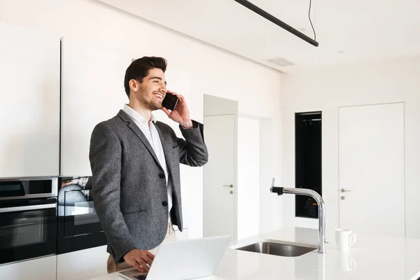 Jonge Man Lachen Pak Praten Mobiele Telefoon Terwijl Het Gebruiken — Stockfoto