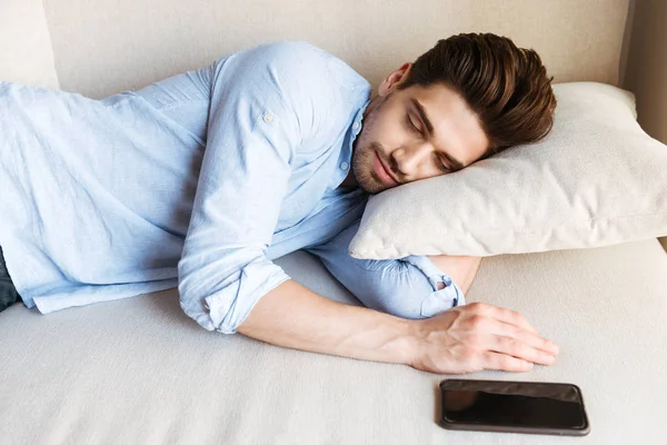 Joven Guapo Durmiendo Sofá Casa Con Teléfono Móvil —  Fotos de Stock