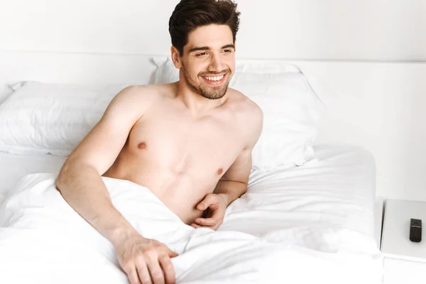 Sonriente Hombre Sin Camisa Acostado Cama Casa — Foto de Stock