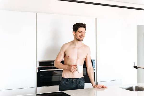 Sonriente Hombre Sin Camisa Bebiendo Café Mientras Está Pie Cocina — Foto de Stock