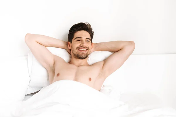 Photo Young Handsome Smiling Naked Man Lies Bed Indoors Home — Stock Photo, Image
