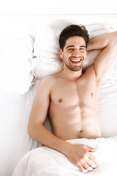 Photo Young Handsome Cheerful Naked Man Lies Bed Indoors Home — Stock Photo, Image