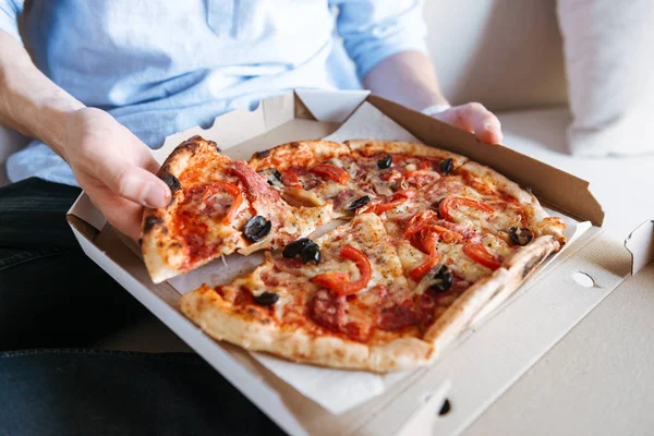 Închiderea Unei Pizza Cutie Poala Bărbaților Canapea — Fotografie, imagine de stoc