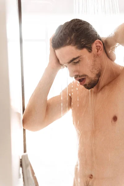 Sexy Junge Nackte Mann Mit Einer Dusche — Stockfoto