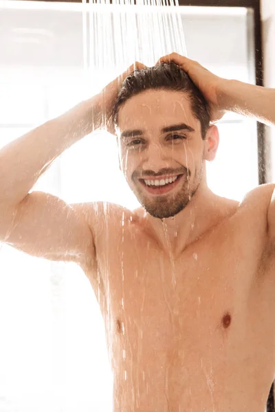 Glücklicher Junger Nackter Mann Mit Einer Dusche — Stockfoto